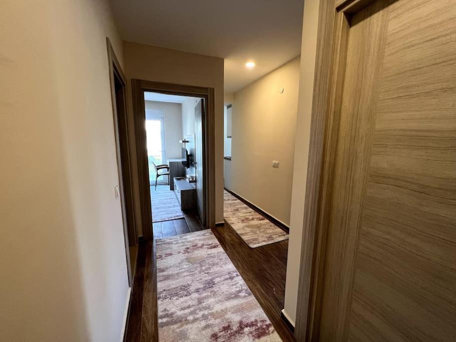 Spacious Flat Close To Erasta'8' Appartement