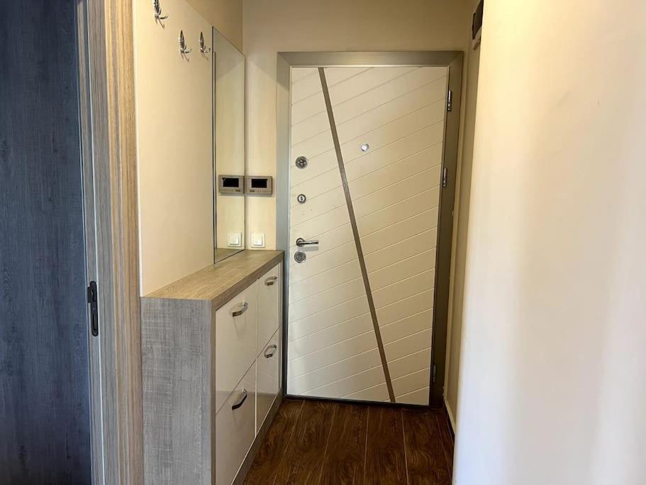 Daire Spacious Flat Close To Erasta'8' *